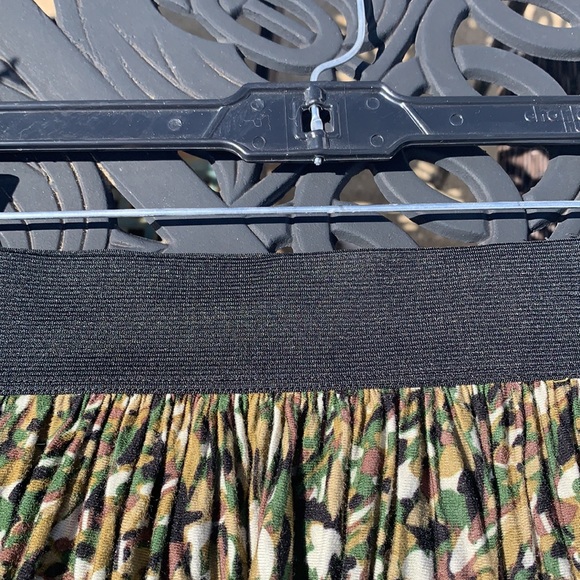 2 for $10.. Cute Camo skirt and V neck Beige - Picture 4 of 7